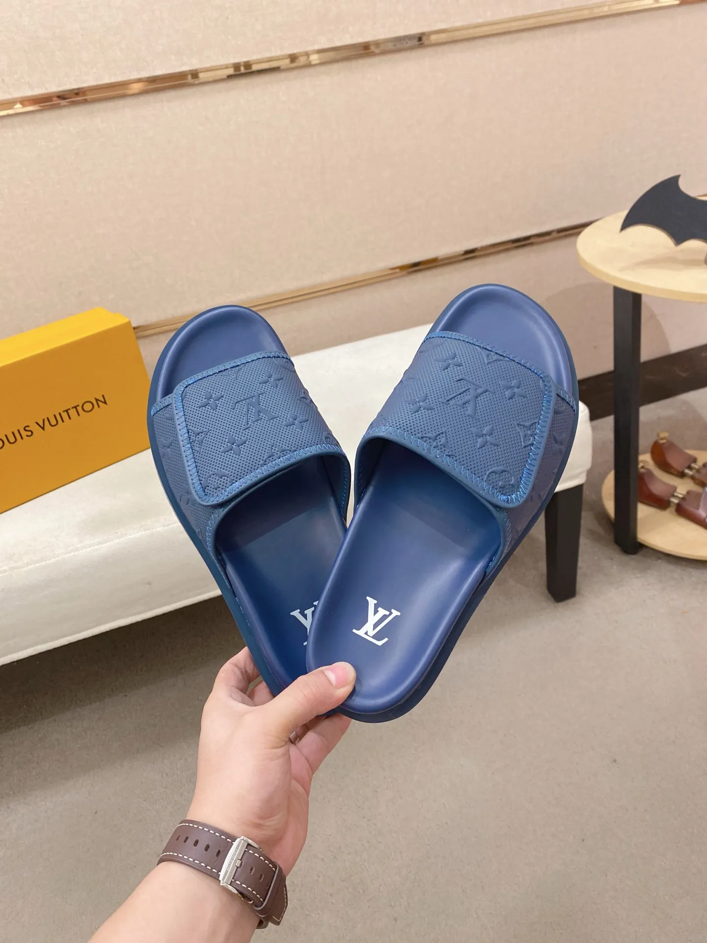 Men's shoes💰: 320💰Made by LV🔍Top purchasing agent, men's spring and summer slippers are available at the same counter. The uppers are made of cowhide imported from Italy, with logo graphics and high-quality craftsmanship. Soles: original soles specially provided by the original factory. Exclusive molded soles are super comfortable. Original goods with single order, 🔍🔍high quality, you can enter and exit the counter at will. Welcome to compare, code number 38-44.